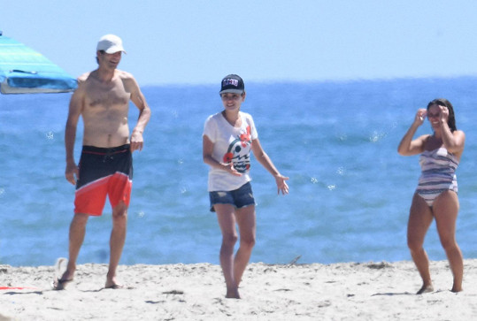 Mila Kunis s manželem a kamarádkou na pláži v Santa Barbaře.
