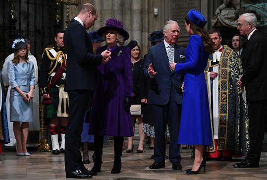 Ve Westminster Abbey byli samozřejmě přítomni i princ Charles s vévodkyní Camillou. 