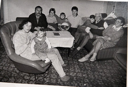Zprava paní Jarmila, Gustav a vnuk Marko, Ludmila s dcerou Martinou, syn Petr od sestry Jarmily, zcela vlevo sestra Katka s dcerou Májou.
