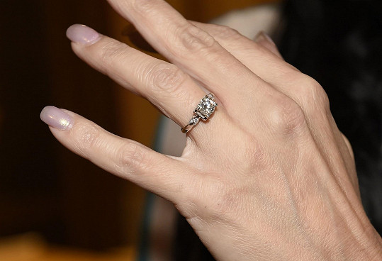 Tohle je její zásnubní prsten.