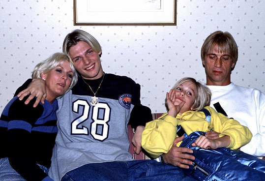 Aaron s bratrem Nickem známým z kapely Backstreet Boys a jejich rodiči - maminkou Jane a otcem Bobem na snímku z roku 1997.
