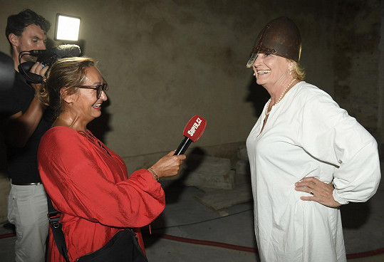 Regina Rázlová během rozhovoru se Super.cz nesundala helmu, aby se neukázala v neupraveném účesu.