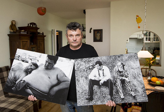 Rád fotí, na snímku vpravo je jeho bývalá přítelkyně Vanda Hybnerová, která ho zasvětila do technické stránky fotografování. Sedí vedle Ondřeje Vetchého. Na druhém snímku odpočívá znavený Jiří Macháček.
