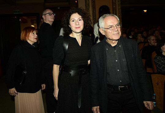 Manžela, který minisérii režíroval, přišla podpořit Martha Issová (na snímku s tatínkem Morisem Issou).