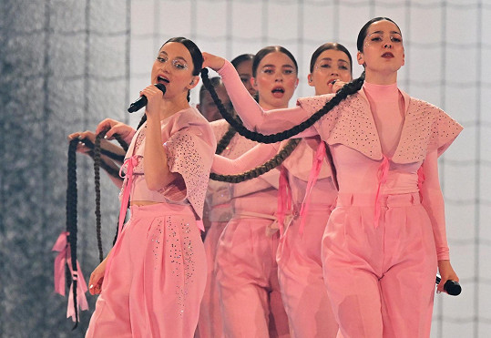 Dívčí uskupení Vesna během finále Eurovize