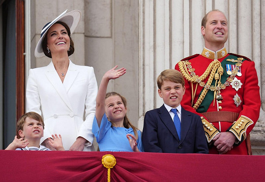 V paláci se mluví o tom, zda devítiletý George (vpravo vedle Williama) má jít za rakví své prababičky Alžběty II.