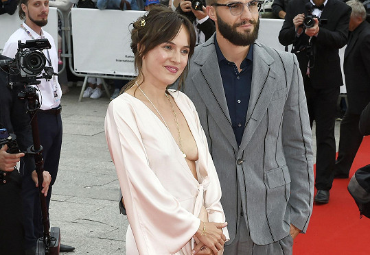 Tereza Ramba s manželem Matyášem na zahájení filmového festivalu v Karlových Varech.