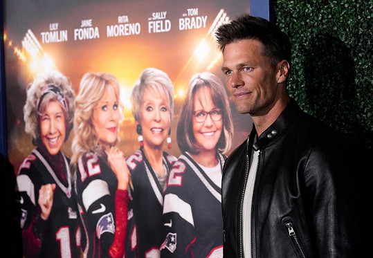 Tom Brady s plakátem k filmu 80 For Brady