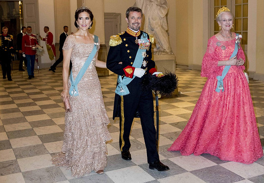 Dánská královna Markéta II. se svým starším synem korunním princem Frederikem a jeho chotí, princeznou Mary. 