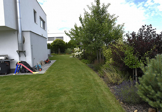 Dům stojí vedle pole, zahrada vznikala po odvozu sutě a musela se navézt kvalitní zemina.