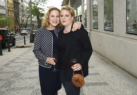 Herečka Zora Ulla Keslerová (vlevo) vypadá i po šedesátce pořád skvěle.