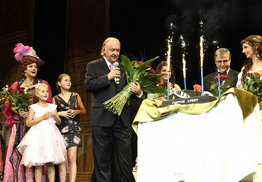 Janeček se již třetí rok dočkal na jevišti nejen dortu a blahopřání, ale i standing ovation.