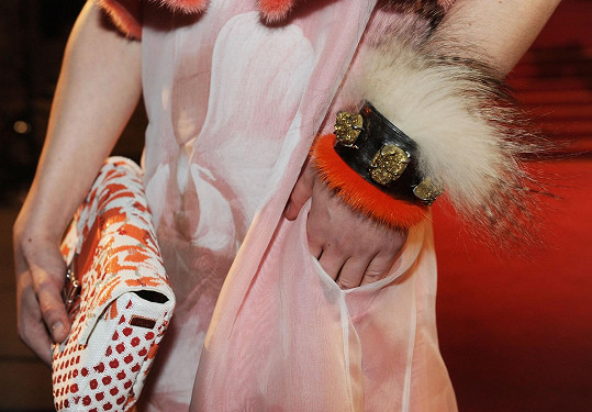 Look doplňují béžové boty na platformě Fendista, náramek s kožešinou z kolekce Delfiny Delettrez pro Fendi a kabelka Baguette s miniflitry z limitované edice.
