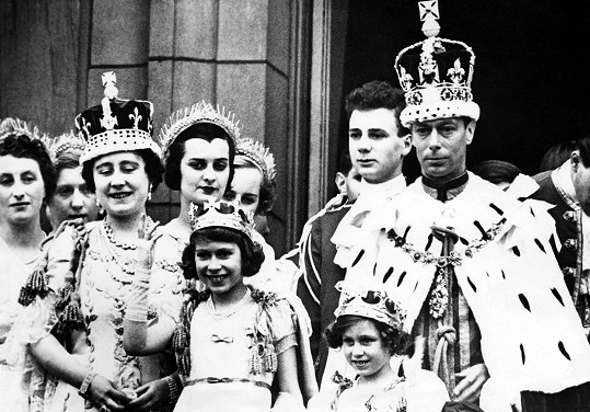 Tu měla na hlavě královna Alžběta při korunovaci manžela Jiřího VI. 