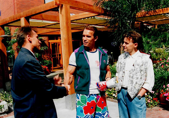 Arnoldova restaurace Schatzi v kalifornské Santa Monice, natáčení pořadu Pop Golf pro Českou televizi v USA, v roce 1991 (Miloš vpravo). 