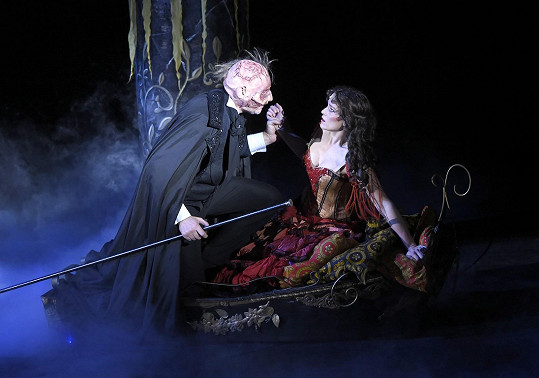 V muzikálu Fantom opery opálená tvář naštěstí vadit nebude, protože nosí masku.