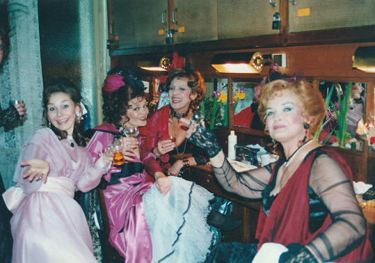 V divadelní šatně při představení Dáma od Maxima – zleva Petra Hobzová, Simona Postlerová, Alena Procházková a Gabriela Vránová (†78).