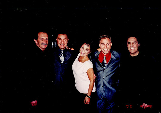 Jako Těžkej Pokondr zabodovali u skupiny Ricchi e Poveri a vystupovali společně v Miláně (2001), kde parodovali jejich Mamma Maria.