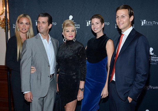 Ivana s dětmi a jejich partnery, zleva: Vanessa Trump, Donald Jr., Ivana, Ivanka a Jared Kushner