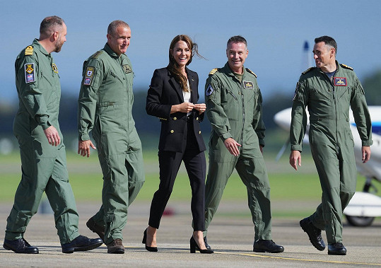 Kate jako vrchní komodorka FAA zavítala na námořní základnu v Yeoviltonu.