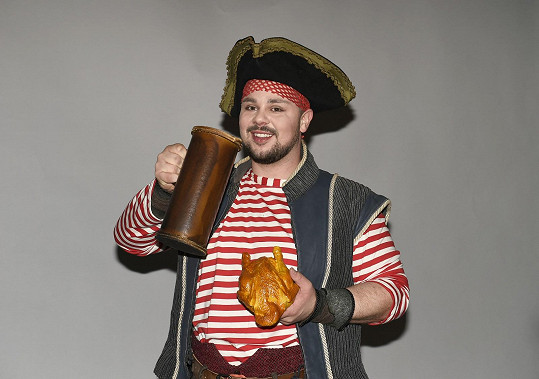 V představení Ostrov pokladů se představí v roli piráta.