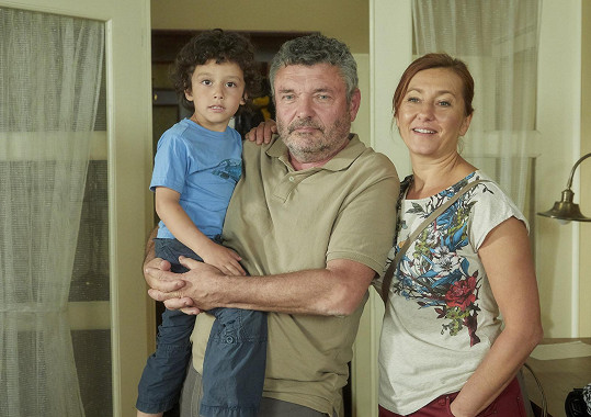Seriálová manželka Eva v podání Vandy Hybnerové a jeho malý syn Milošek. Toho hraje Lukáš Masár. 
