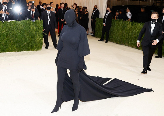 Většinou své křivky odhaluje, loni ale Kim Kardashian udělala výjimku. Z modelu Balenciaga jí nekoukal ani centimetr kůže, a protože měla zakrytý i obličej, pořádně ani nic neviděla. Kim se pak vysmáli, že vypadala jako mozkomor z Harryho Pottera. 