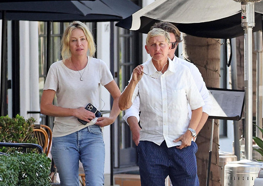 Ellen DeGeneres (vpravo) a Portia De Rossi spatřeny poprvé od tragického úmrtí Anne Heche