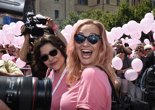 Monika Absolonová sladila s růžovým tričkem vlasy na Avon pochodu.