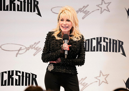 Dolly Parton na tiskové konferenci ke svému pop-up obchodu v Texasu.