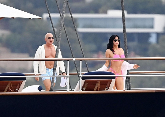 Jeff Bezos s přítelkyní Lauren Sanchez už na palubě nové superjachty brázdí Středozemní moře. 