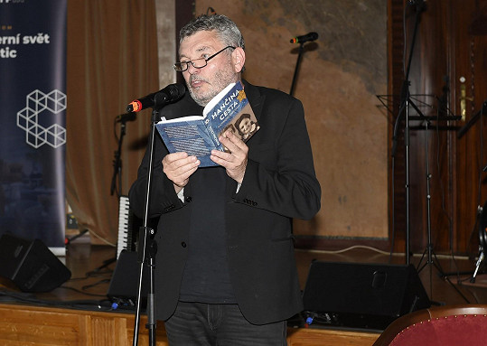 Jiří Štrébl stejně jako ostatní hosté z knihy Hančina cesta předčítal.