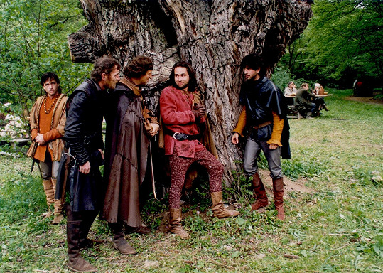 V pohádce Nevěsta s velkýma nohama (2002) si zahrál rytíře (vpravo). Vedle něj stojí král F. Čapka a rytíři V. Vydra a J. Schmitzer.