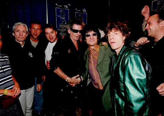 V Praze 1998 s trojnásobným vítězem Stanley Cupu, kamarádem Jiřím Hrdinou a Rolling Stones. „Pro oba stále cennější foto, protože zakládající člen, bubeník Charlie Watts (zcela vlevo) nedávno zemřel.“