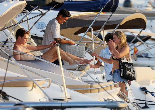 Dcera Gwyneth Paltrow a Chrise Martina si užívá dovolenou bez rodičů. 