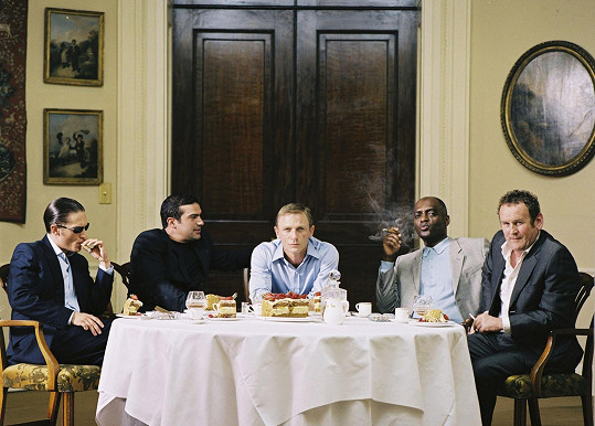 Tom Hardy, Tamer Hassan, Daniel Craig, George Harris a Colm Meaney ve filmu Po krk v extázi.