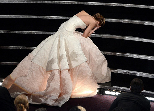 Jennifer Lawrence v roce 2013 na pódium málem nezvládla dojít. 