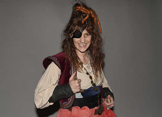 V představení hraje pirátku.