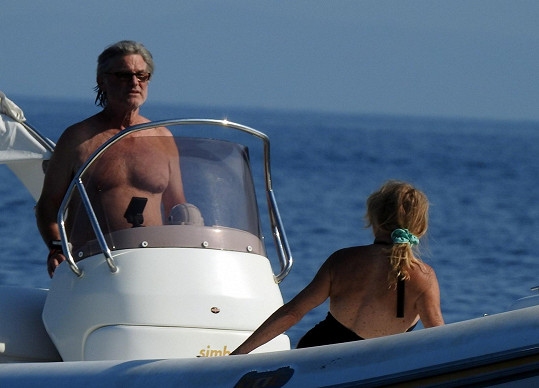Goldie a Kurt tráví dovolenou na ostrově Skiathos.