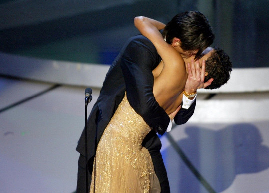 Adrien Brody v roce 2003 v euforii políbil Halle Berry. 