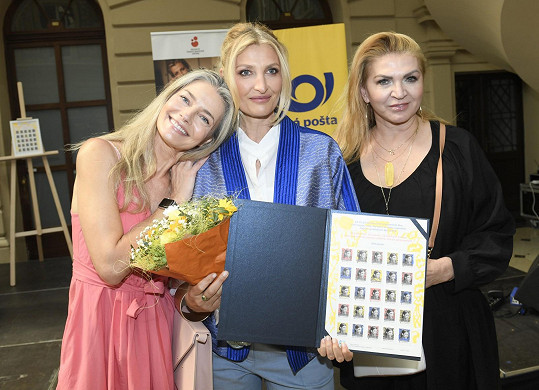 Na akci dorazila Terezina kamarádka Martina Formanová a kolegyně Pavlína Pořízková (vlevo).