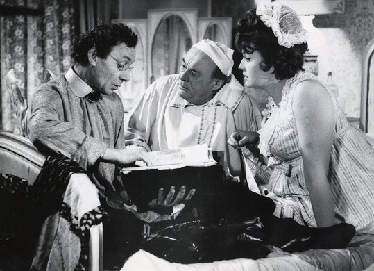Josef Kemr coby anděl se styděl v komedii Večer čekejte anděla (1968). V posteli nebyl vidět výškový rozdíl mezi Hanou a malým Bohušem Záhorským.