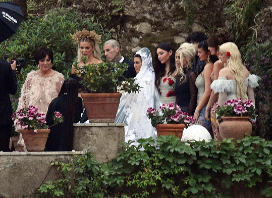 Novomanželé s maminkou Kourtney Kris Jenner a jejími slavnými sestrami.