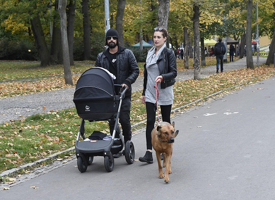 Lenka vyrazila s partnerem, dcerou a psem do pražské Stromovky.