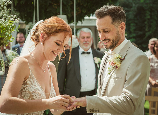 Zpěvačka Deborah Kahl, vystupující pod uměleckým jménem Debbi, se letos provdala za svého partnera Tomáše Pchálka.