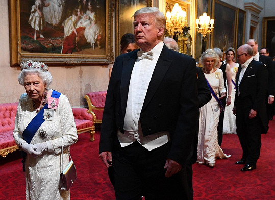 Donald Trump si neodpustil incident komentovat, za což se tehdy u královské rodiny odepsal. Zde na fotografii oficiální návštěvy Spojeného království z roku 2019.