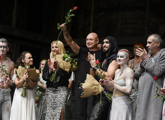 Daniel Landa slavil 2000. představení svého muzikálu Krysař v divadle Kalich.