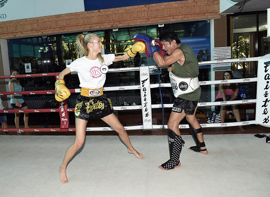 Natálie během tréninku thajského boxu