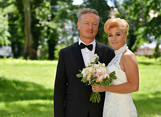 Svatbu měli v červnu 2020. O den později ho Petr Janda přijal do kapely Olympic.