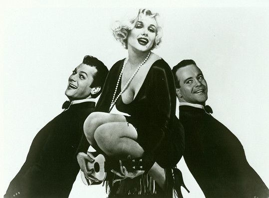 Tony Curtis, Marilyn Monroe a Jack Lemmon ve filmu Někdo to rád horké. Natáčení se neobešlo bez incidentů.